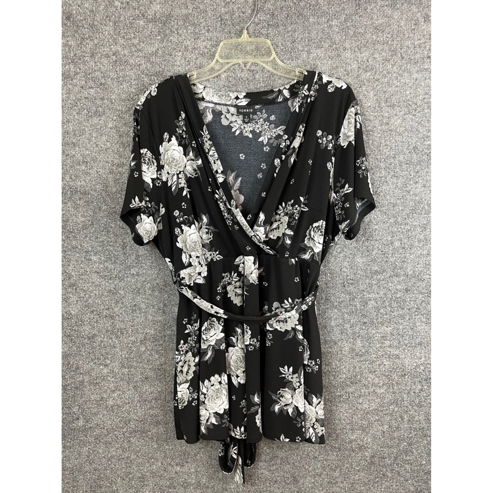 Torrid Floral Wrap Top Women 2 Black White Excellent‎ Short Sleeve V-Neck Blouse